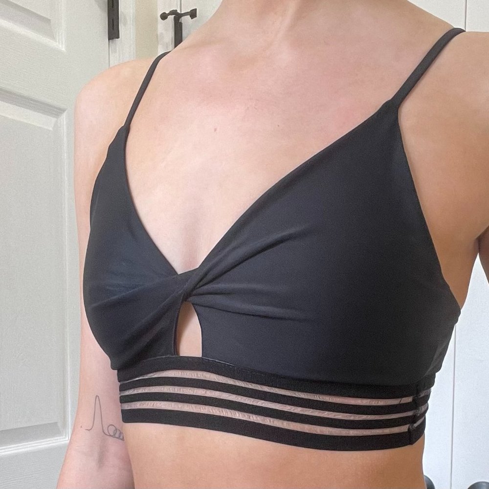ALO YOGA sports bra black twist front stripe mesh (size S)